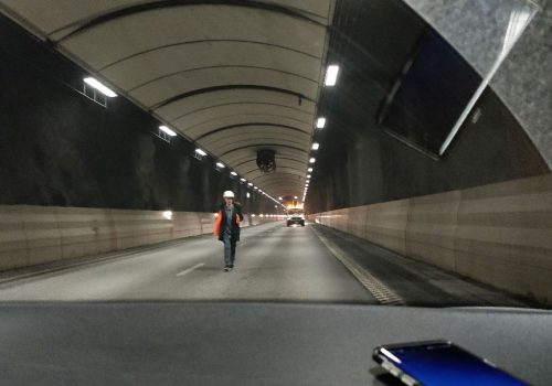 Intégrateur testant le signal GPS émis par SubWAVE dans un tunnel routier